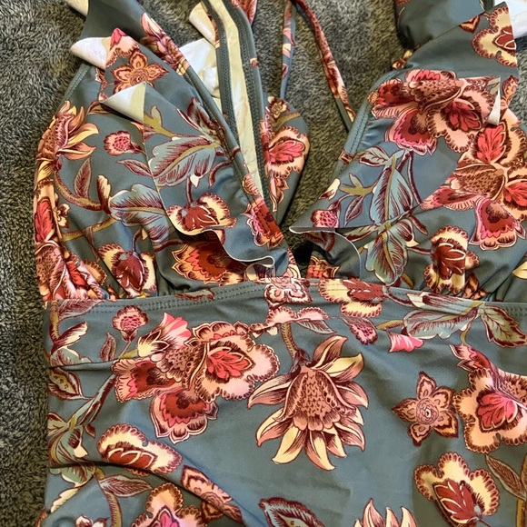 CUPSHE Women's Ruffled One Piece Swimsuit V Neck Lace - Picture 7 of 10